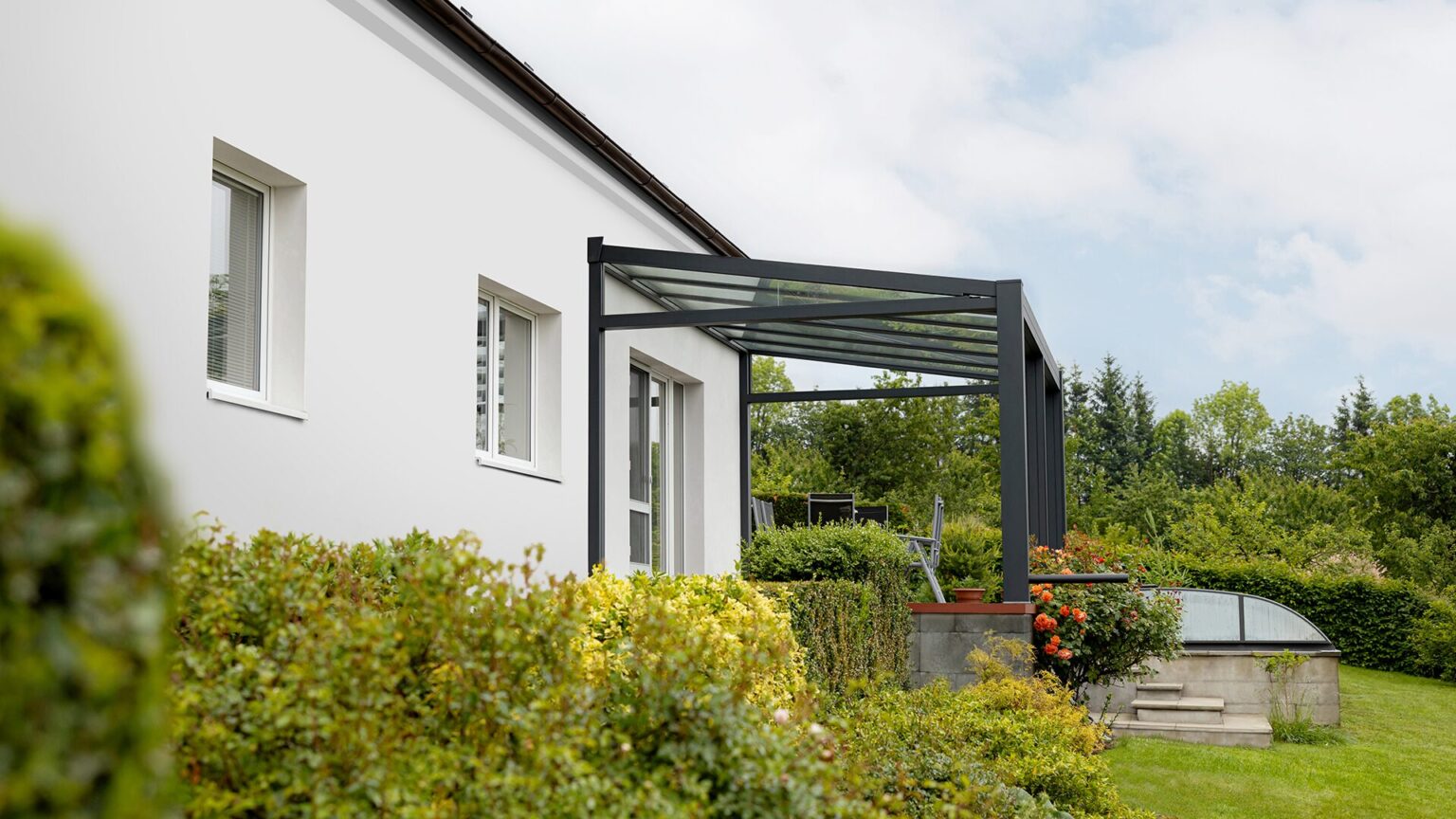 Pergola LAMARK se skleněnou střechou přisazená ke stěně | Šedá antracitová barva