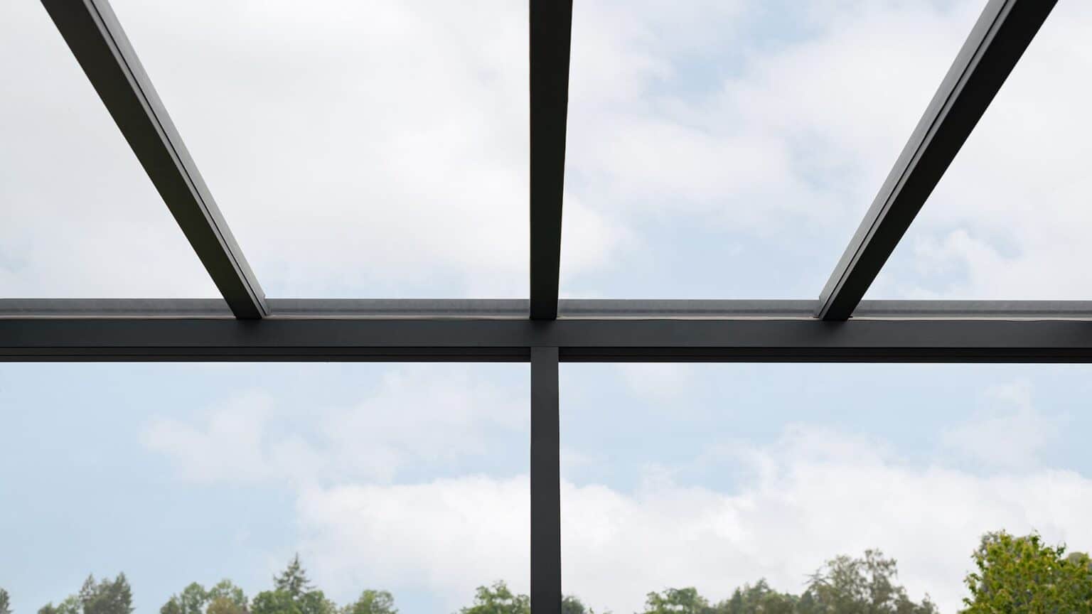 Detail pergoly LAMARK se skleněnou střechou přisazené ke stěně | Šedá antracitová barva