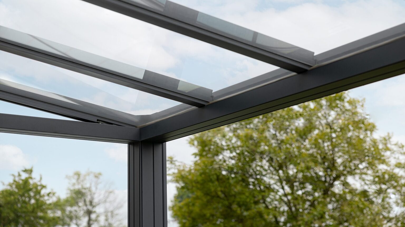 Detail pergoly LAMARK se skleněnou střechou přisazené ke stěně | Šedá antracitová barva
