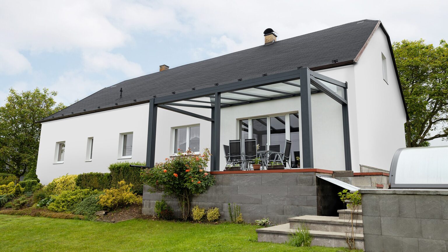 Pergola LAMARK se skleněnou střechou přisazená ke stěně | Šedá antracitová barva