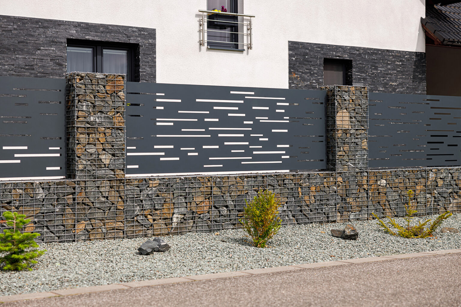 Deskový plot LAMARK | Motiv Batea | Šedá antracitová barva | Gabionové sloupky