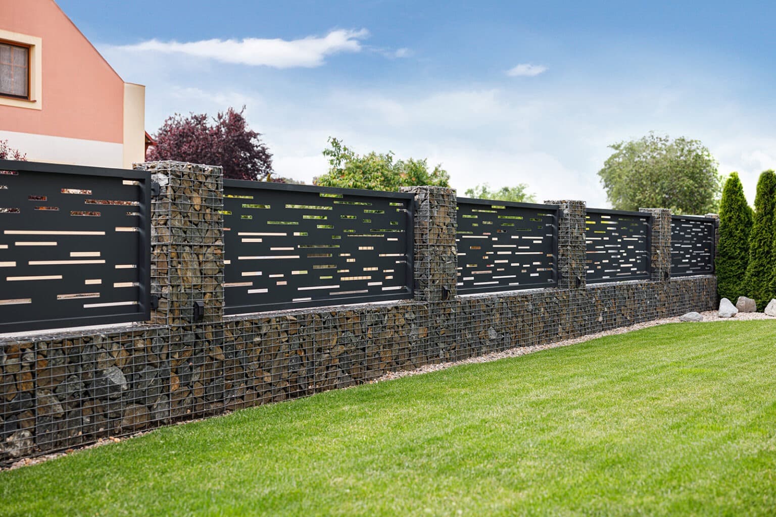 Deskový plot LAMARK | Motiv Batea | Šedá antracitová barva | Gabionové sloupky