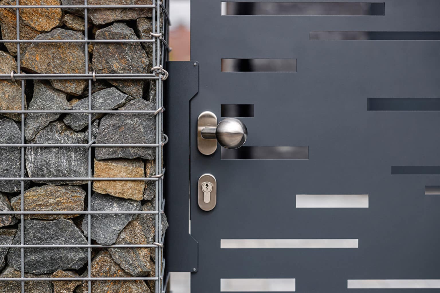 Detail deskové jednokřídlé branky LAMARK | Motiv Batea | Šedá antracitová barva