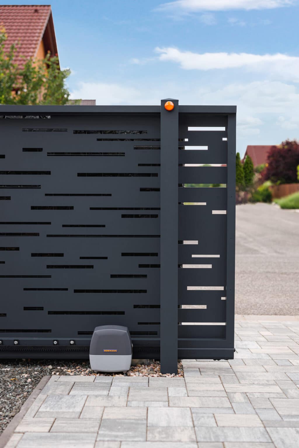 Desková samonosná posuvná brána LAMARK | Motiv Batea | Šedá antracitová barva