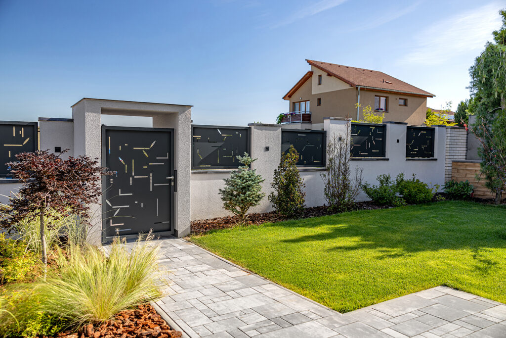 Deskový plot a jednokřídlá branka LAMARK | Motiv Josa | Šedá antracitová barva | Zděné sloupky