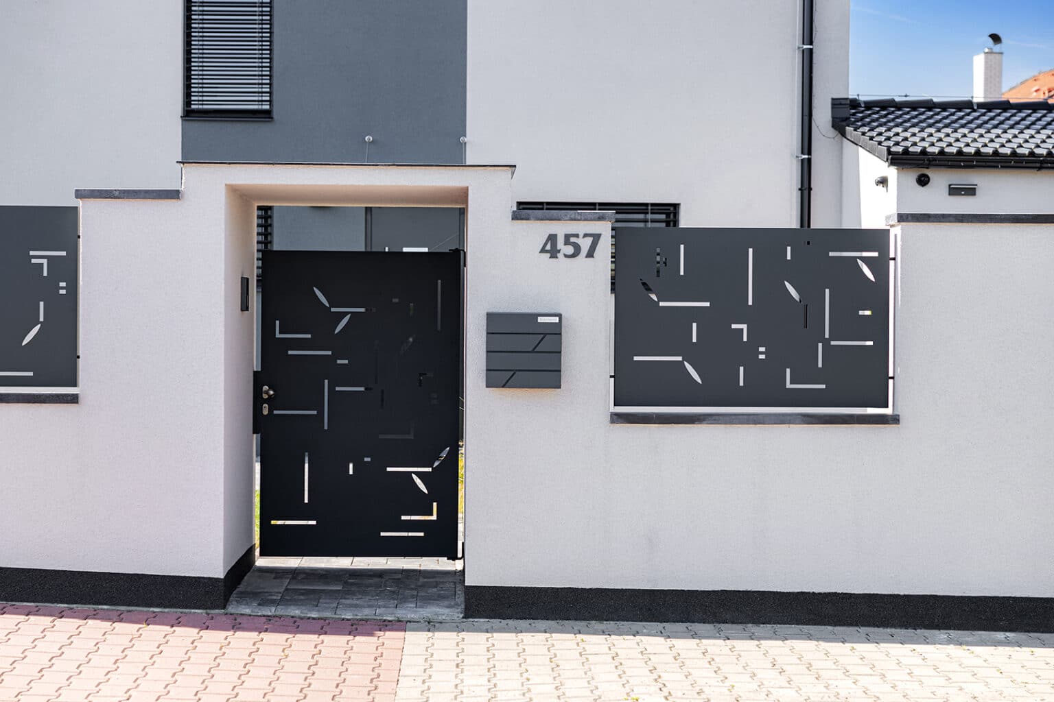 Deskový plot a jednokřídlá branka LAMARK | Motiv Josa | Šedá antracitová barva | Zděné sloupky