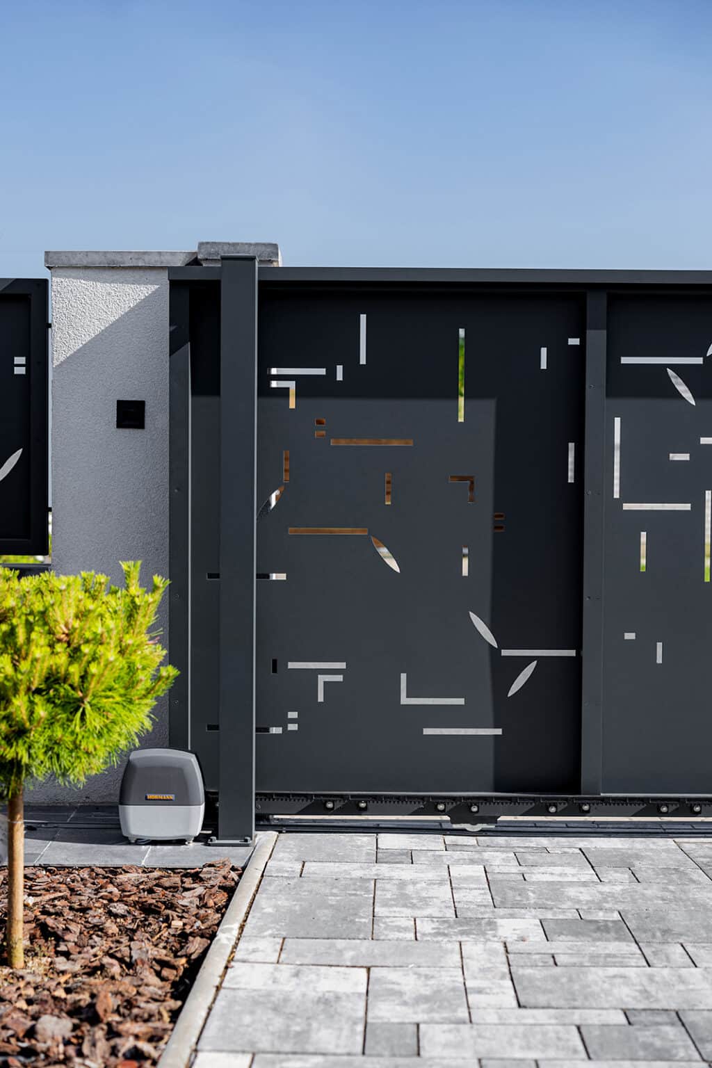 Desková brána posuvná po kolejnici LAMARK | Motiv Josa | Šedá antracitová barva | Zděné sloupky