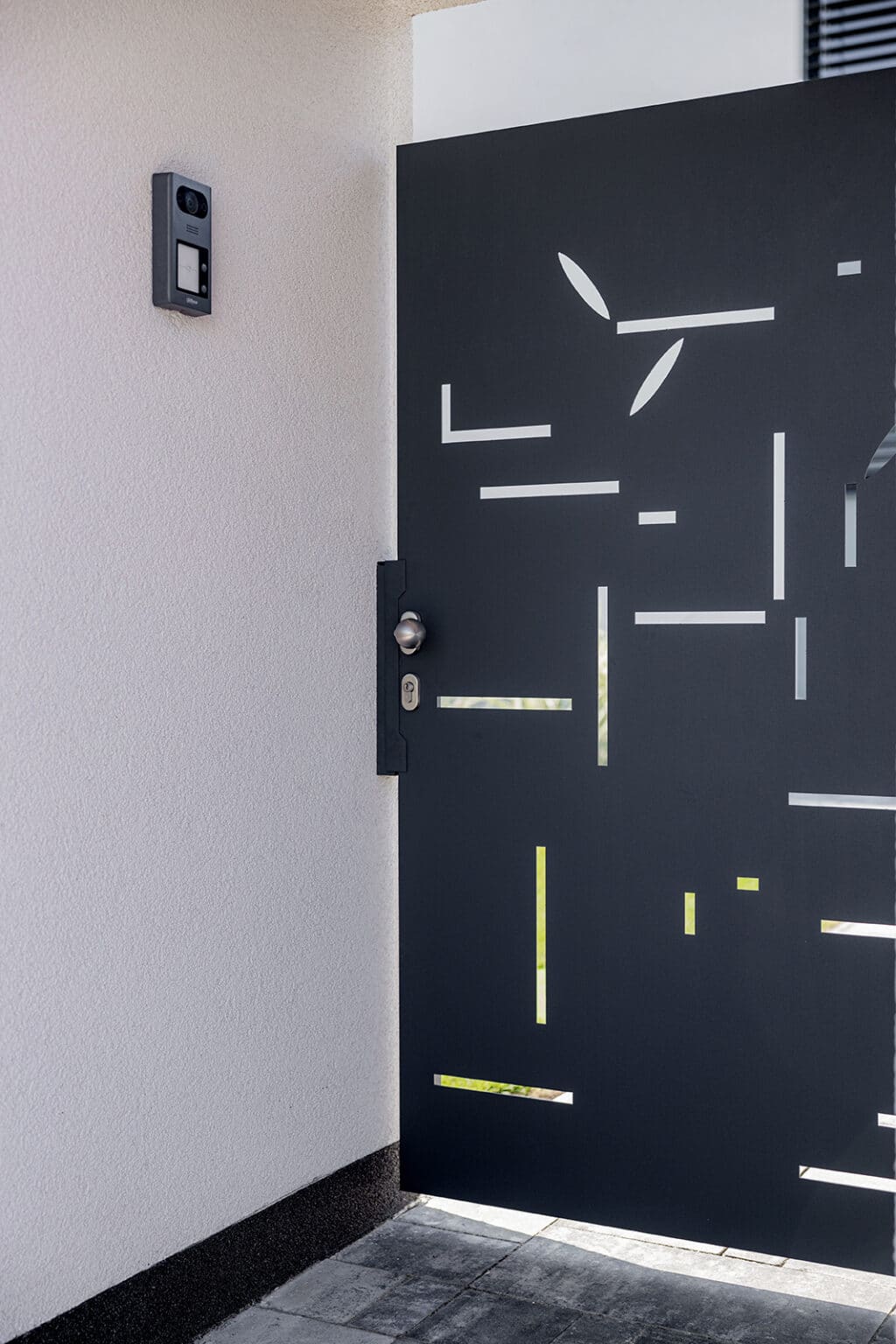 Detail deskové jednokřídlé branky LAMARK | Motiv Josa | Šedá antracitová barva | Zděné sloupky