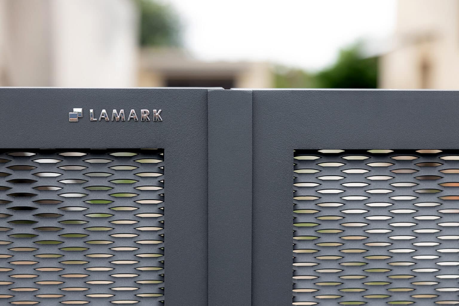 Detail vjezdové brány LAMARK z tahokovu