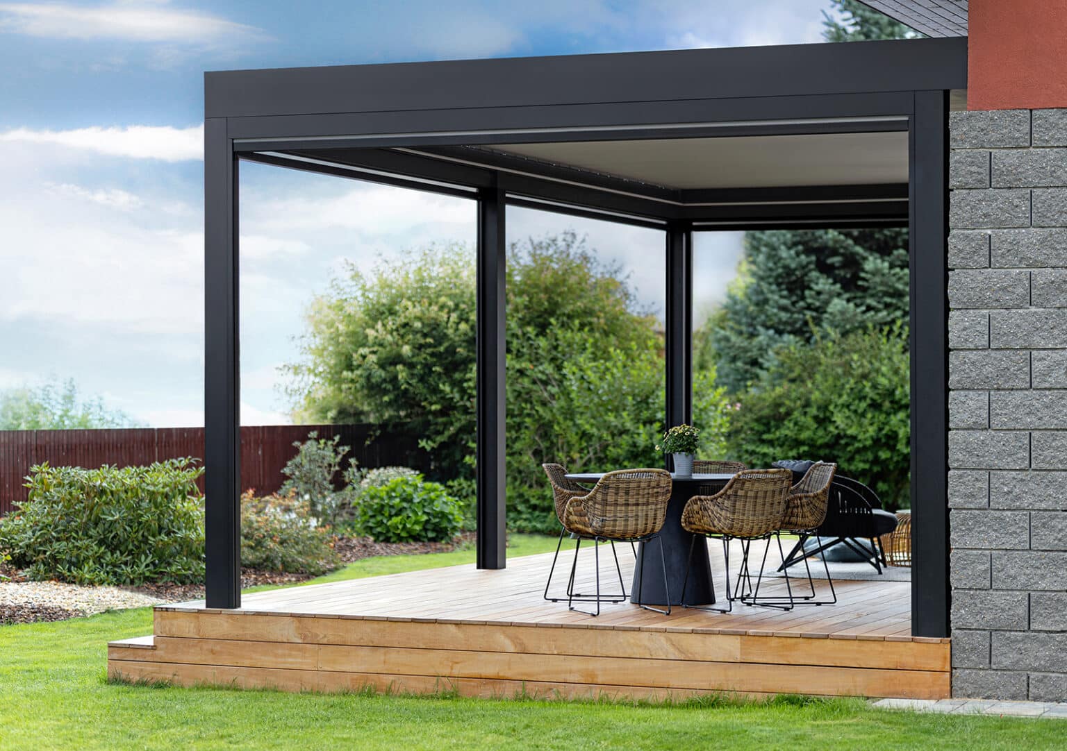 Bioklimatická pergola LAMARK přisazená ke stěně | Kondrac | Boční stínění - screenové rolety | Šedá antracitová barva | Dešťové čidlo | Větrné čidlo | Ovládání