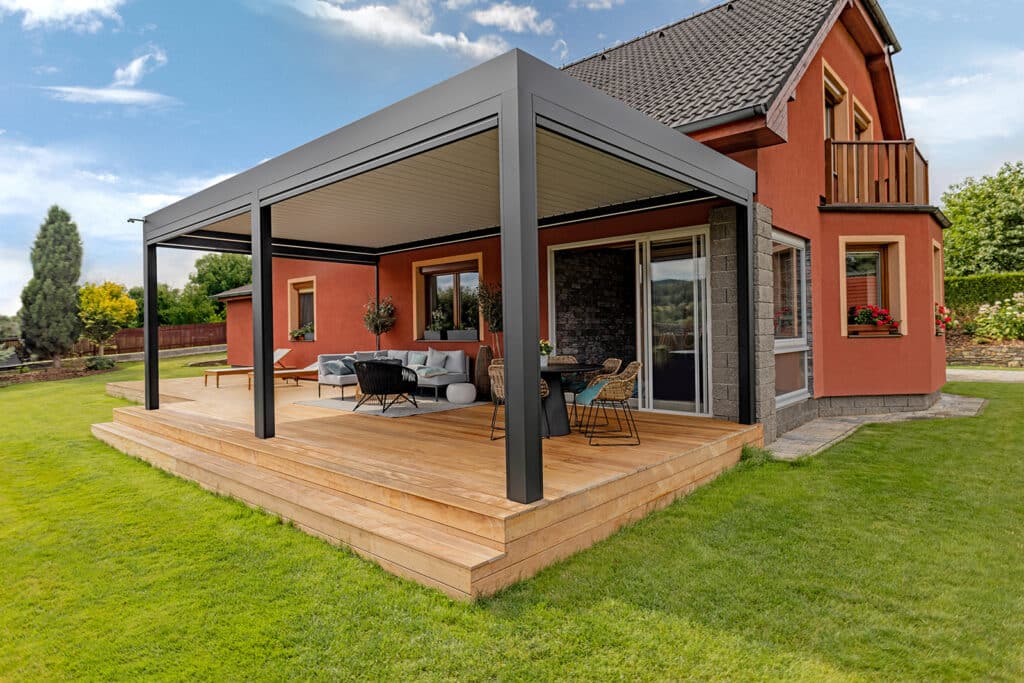 Bioklimatická pergola LAMARK přisazená ke stěně | Kondrac | Boční stínění - screenové rolety | Šedá antracitová barva | Dešťové čidlo | Větrné čidlo | Ovládání