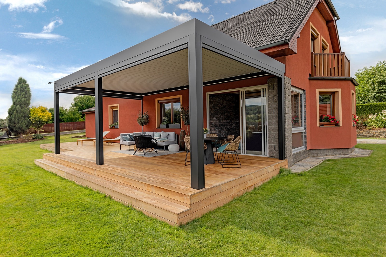 Bioklimatická pergola LAMARK přisazená ke stěně | Kondrac | Boční stínění - screenové rolety | Šedá antracitová barva | Dešťové čidlo | Větrné čidlo | Ovládání