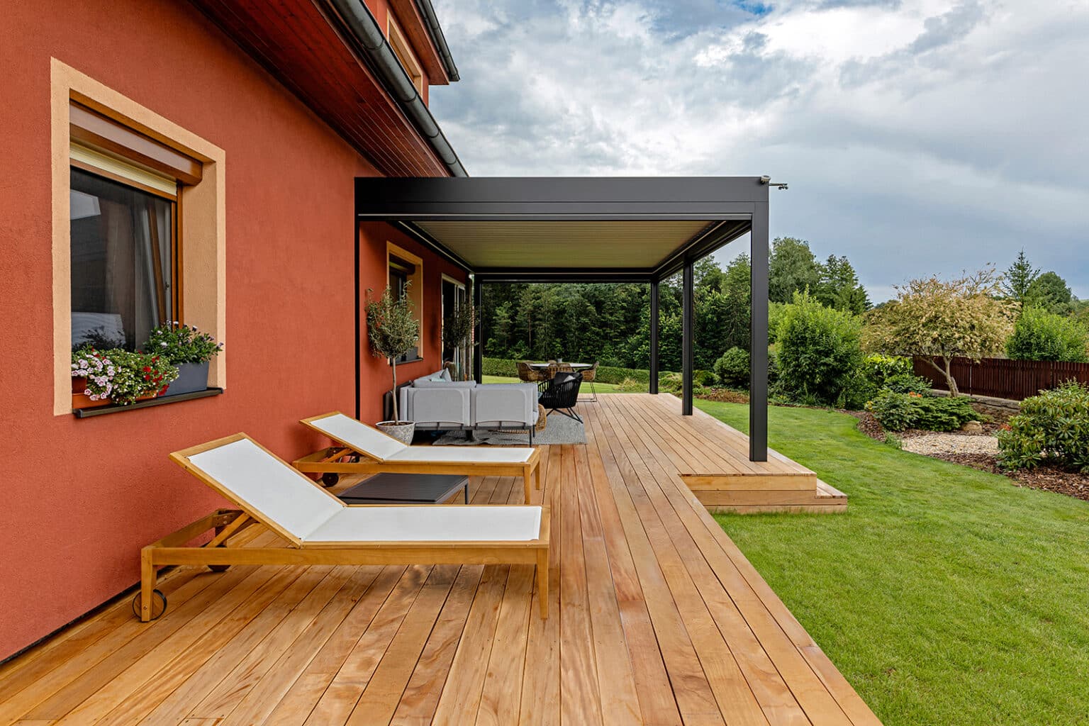 Bioklimatická pergola LAMARK přisazená ke stěně | Kondrac | Boční stínění - screenové rolety | Šedá antracitová barva | Dešťové čidlo | Větrné čidlo | Ovládání