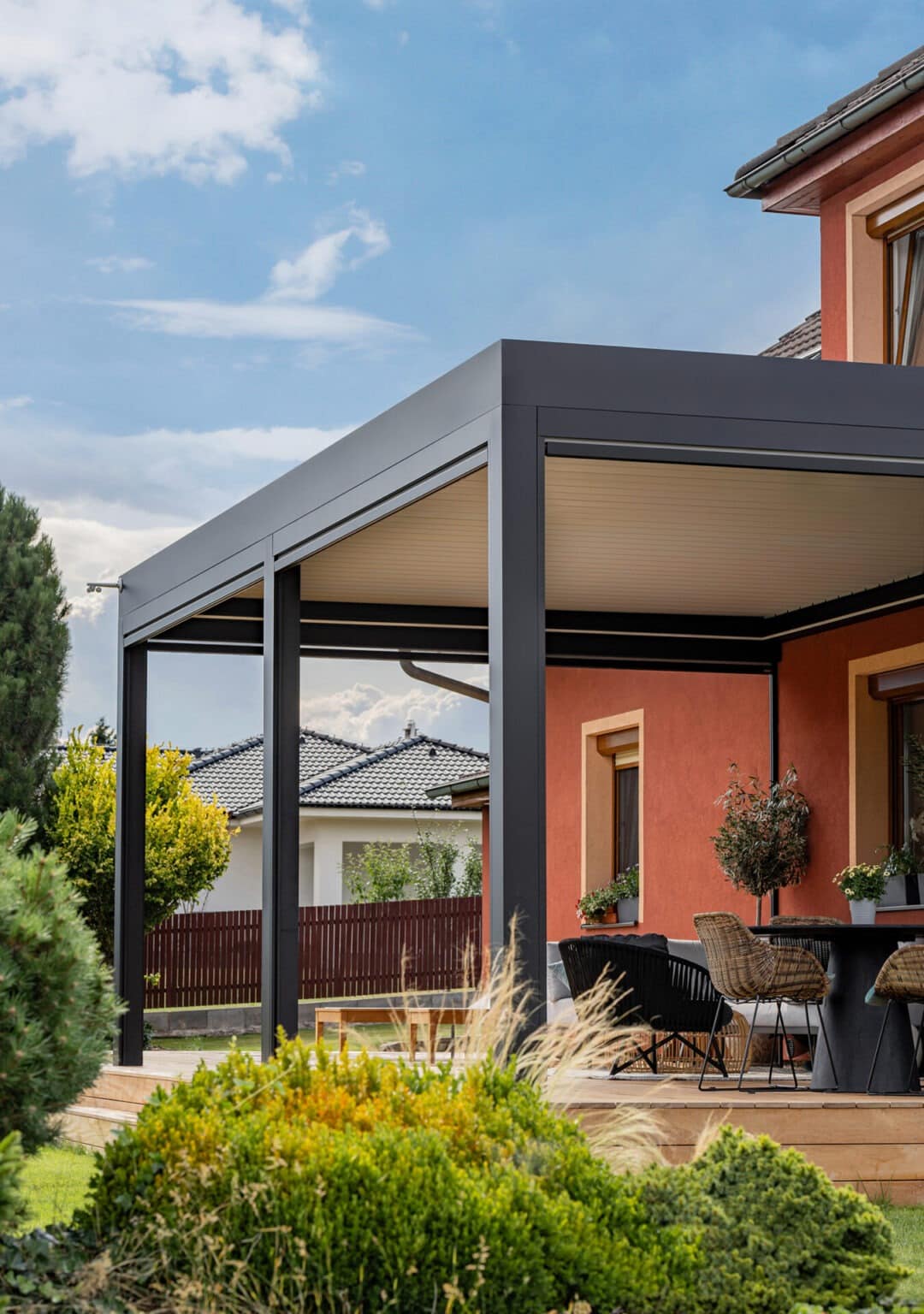 Bioklimatická pergola LAMARK přisazená ke stěně | Kondrac | Boční stínění - screenové rolety | Šedá antracitová barva | Dešťové čidlo | Větrné čidlo | Ovládání
