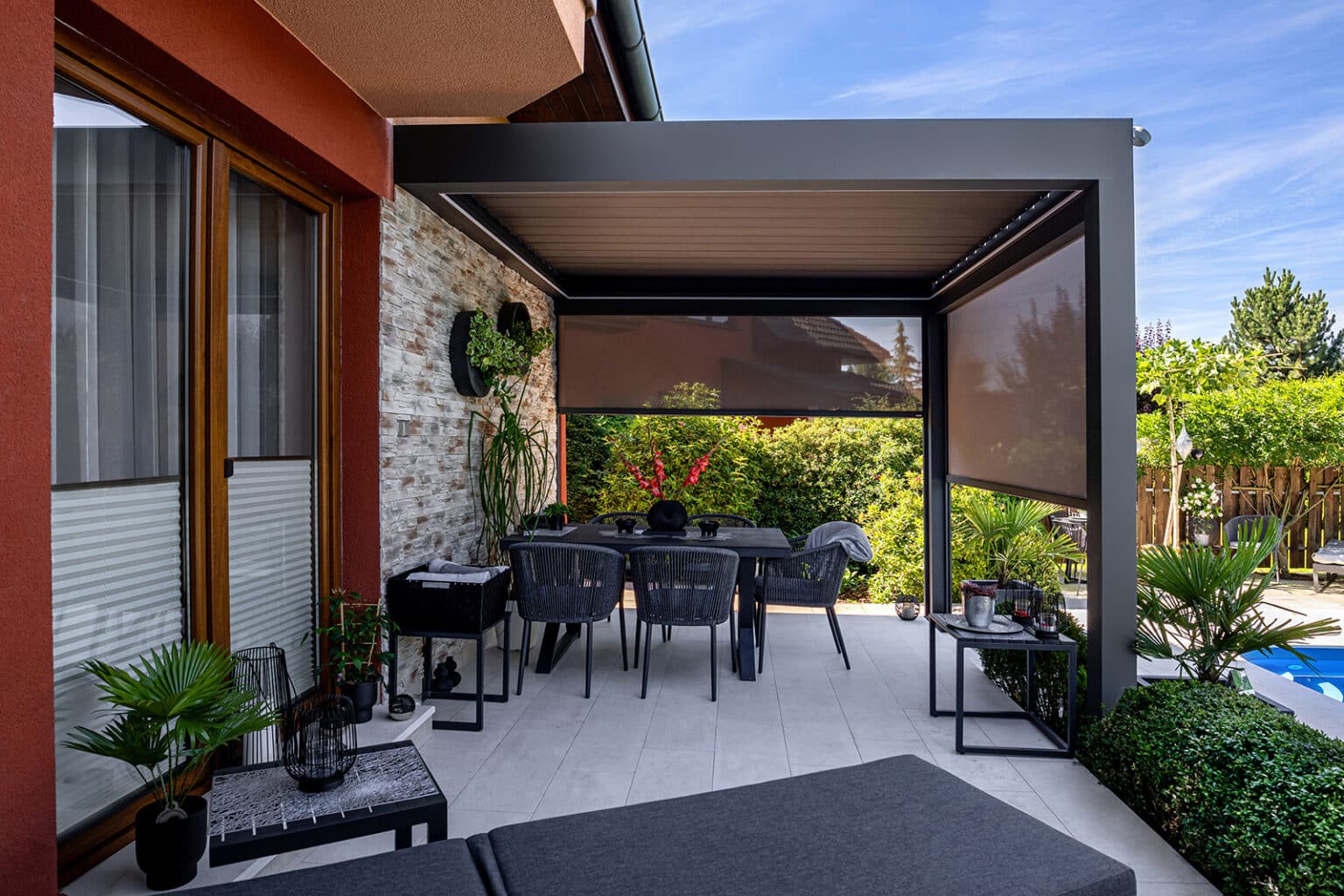 Bioklimatická pergola LAMARK přisazená ke stěně | Plzeň | Boční stínění - screenové rolety | Šedá antracitová barva | Dešťové čidlo | Větrné čidlo