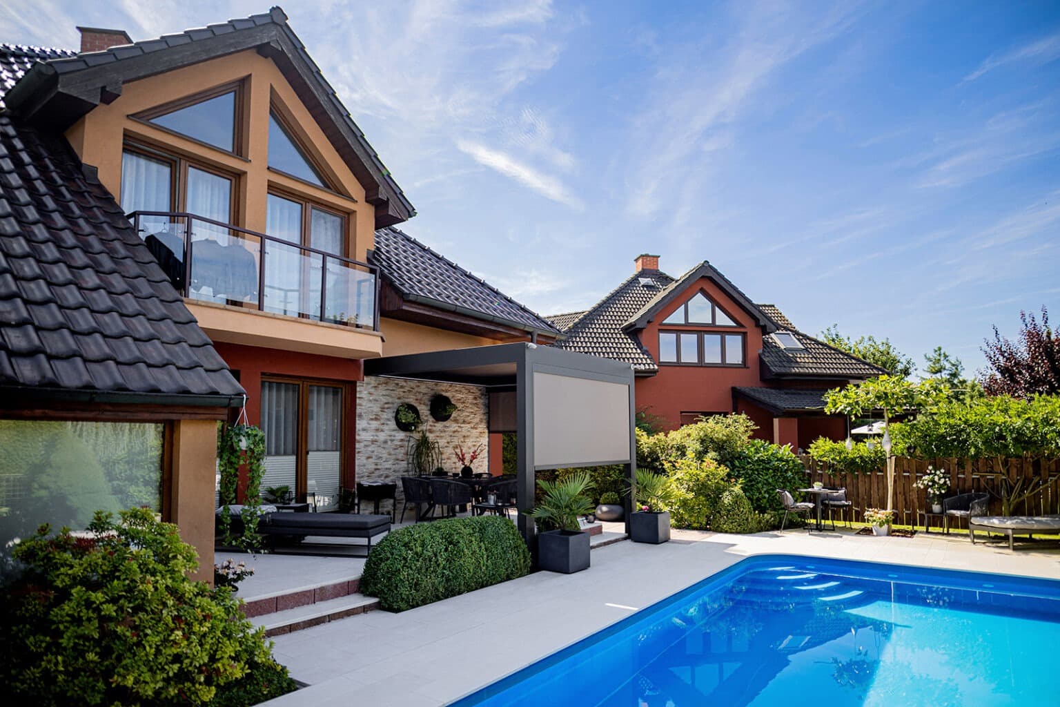 Bioklimatická pergola LAMARK přisazená ke stěně | Plzeň | Boční stínění - screenové rolety | Šedá antracitová barva | Dešťové čidlo | Větrné čidlo