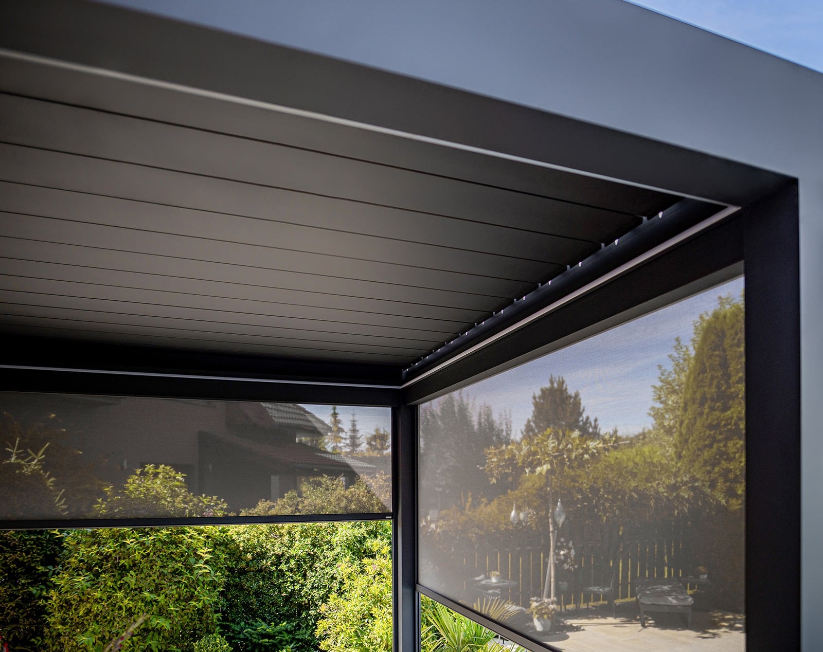 Detail bioklimatické pergoly přisazené ke stěně LAMARK | Plzeň | Boční stínění - screenové rolety | Šedá antracitová barva