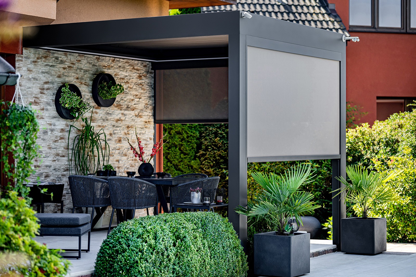 Bioklimatická pergola LAMARK přisazená ke stěně | Plzeň | Boční stínění - screenové rolety | Šedá antracitová barva | Dešťové čidlo | Větrné čidlo