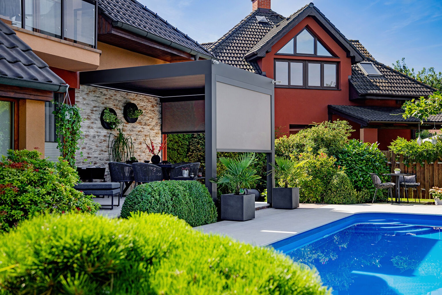 Bioklimatická pergola LAMARK přisazená ke stěně | Plzeň | Boční stínění - screenové rolety | Šedá antracitová barva | Dešťové čidlo | Větrné čidlo