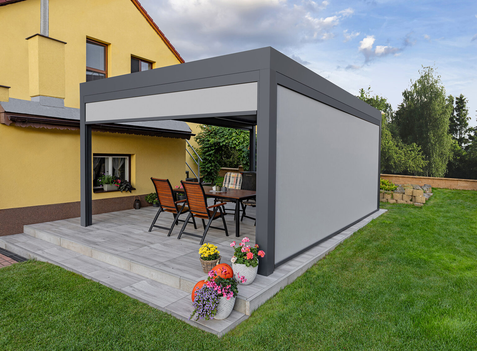 Bioklimatická samostatně stojící pergola LAMARK | Těchlovice | Boční stínění - screenové rolety | Šedá antracitová barva | Dešťové čidlo | Větrné čidlo | Ovládání