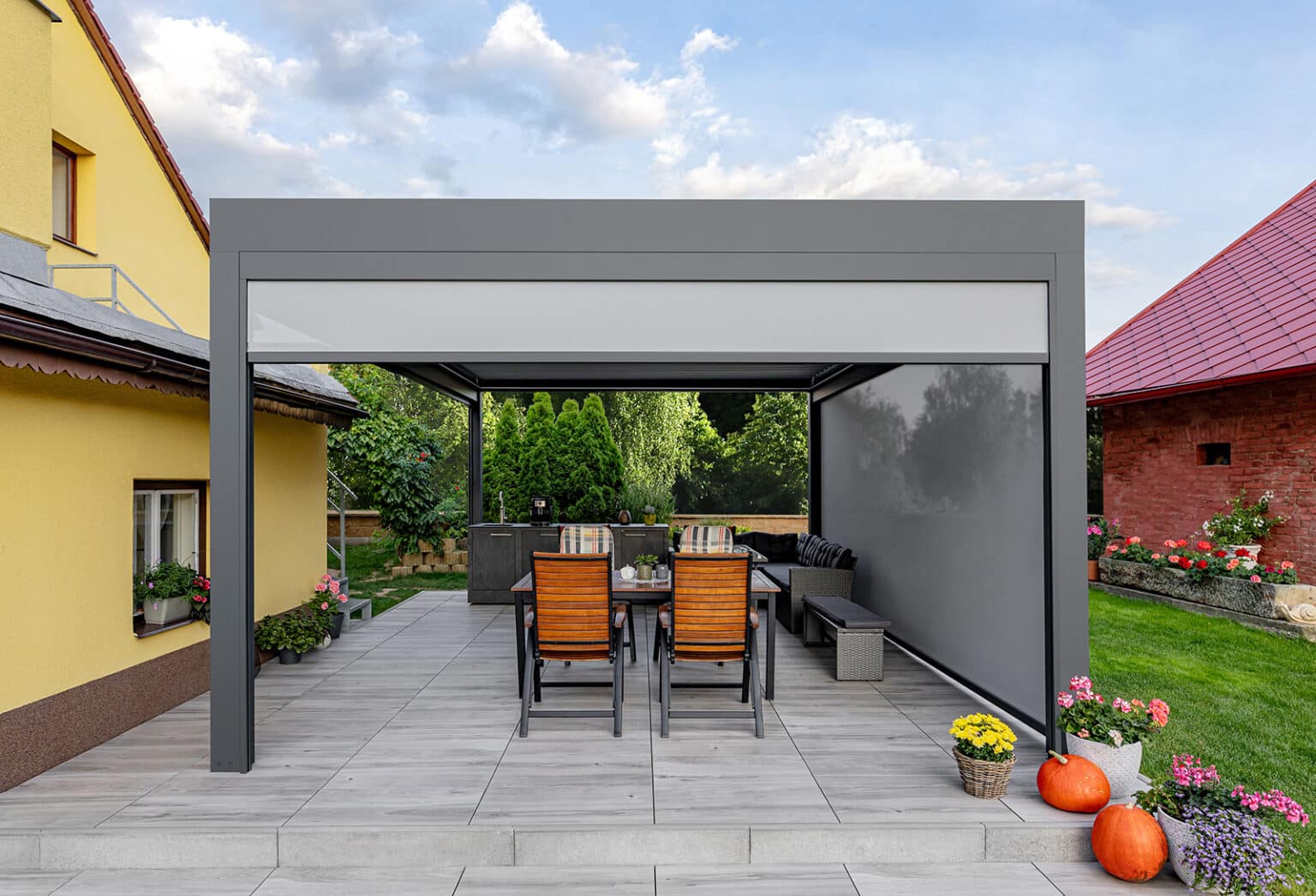 Bioklimatická samostatně stojící pergola LAMARK | Těchlovice | Boční stínění - screenové rolety | Šedá antracitová barva | Dešťové čidlo | Větrné čidlo | Ovládání