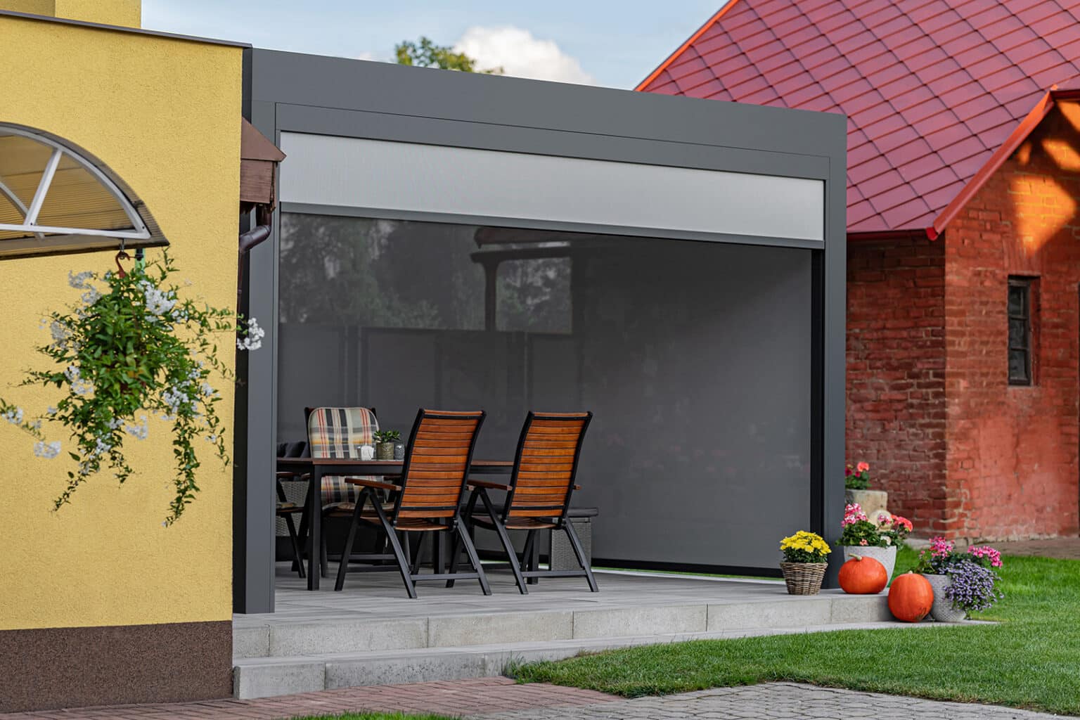 Bioklimatická samostatně stojící pergola LAMARK | Těchlovice | Boční stínění - screenové rolety | Šedá antracitová barva | Dešťové čidlo | Větrné čidlo | Ovládání