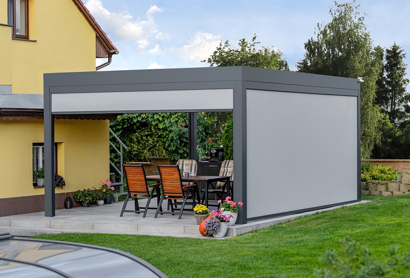 Bioklimatická samostatně stojící pergola LAMARK | Těchlovice | Boční stínění - screenové rolety | Šedá antracitová barva | Dešťové čidlo | Větrné čidlo | Ovládání