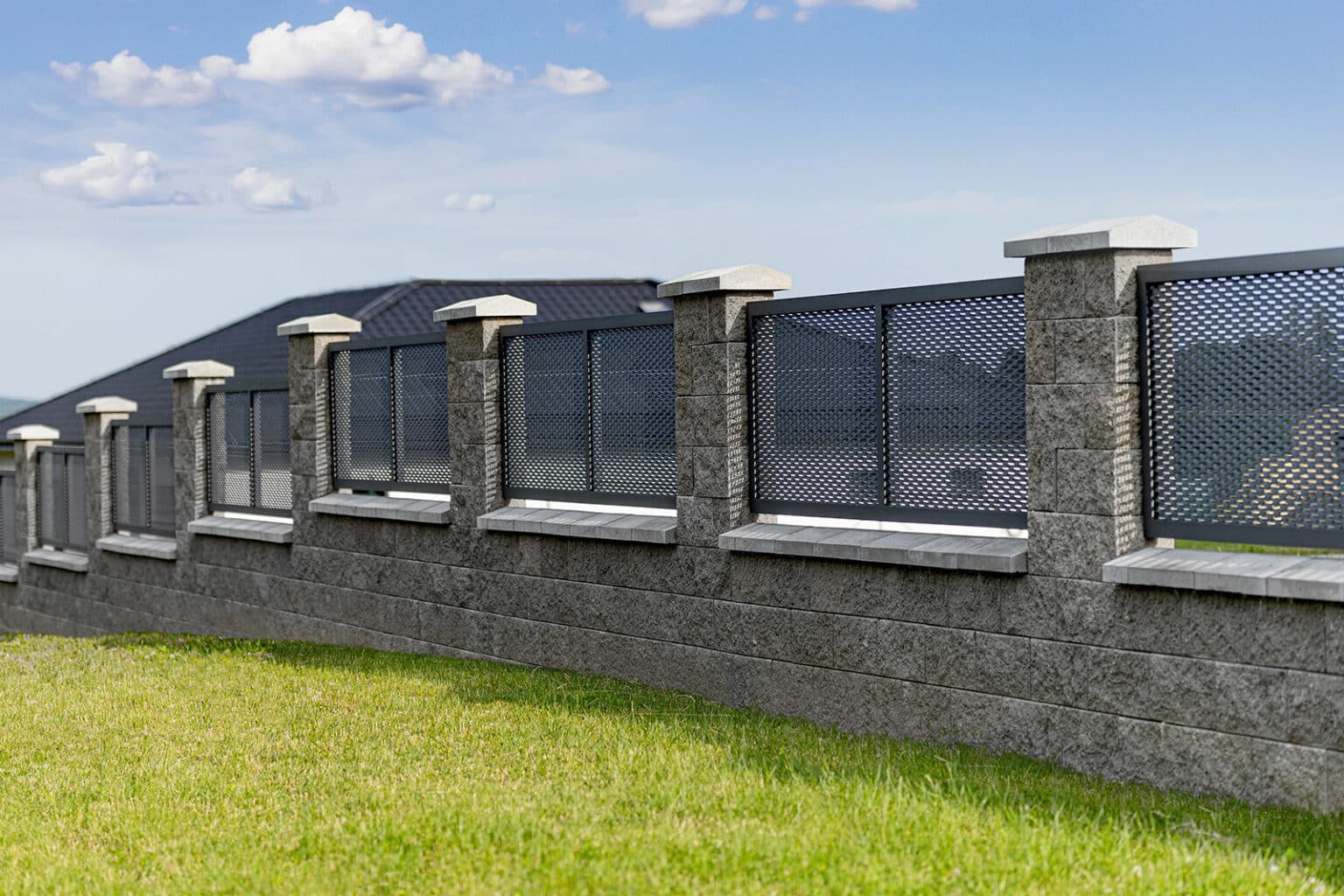 Tahokov plot LAMARK | Motiv Madeira | Šedá antracitová barva | Zděné sloupky