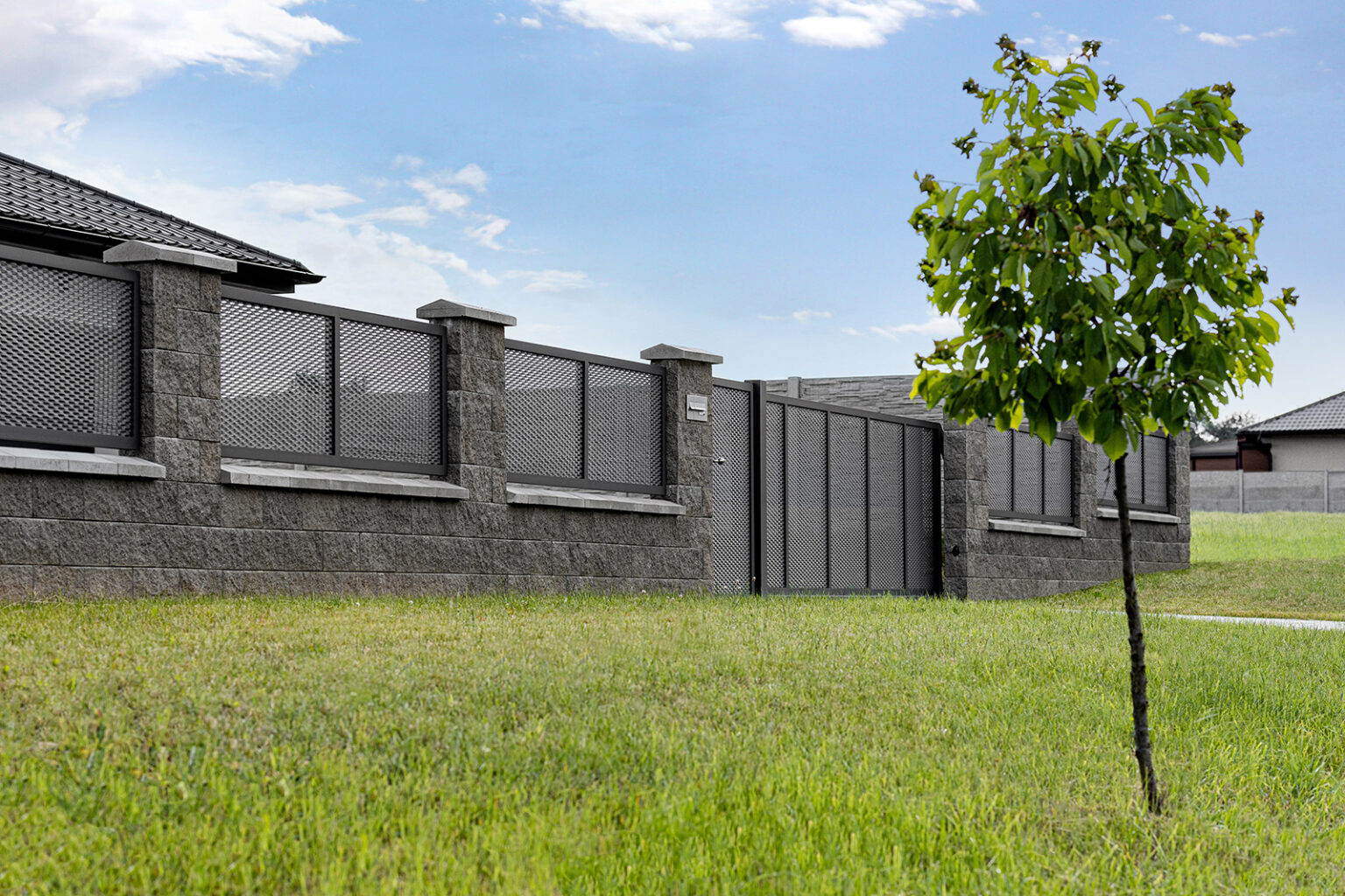 Plot, brána a branka LAMARK z tahokovu | Motiv Madeira | Šedá antracitová barva | Zděné sloupky