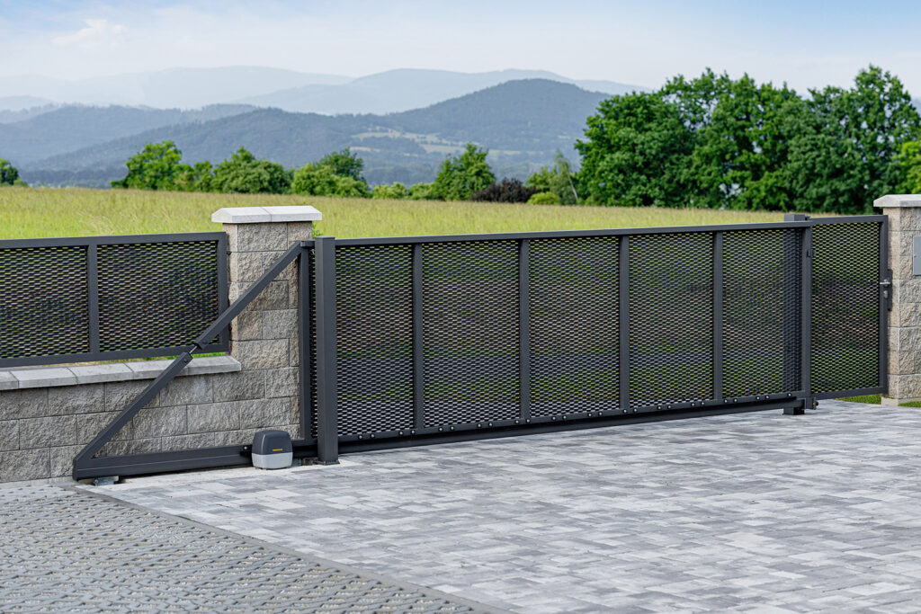 Samonosná posuvná brána a jednokřídlá branka LAMARK z tahokovu | Motiv Madeira | Šedá antracitová barva | Zděné sloupky