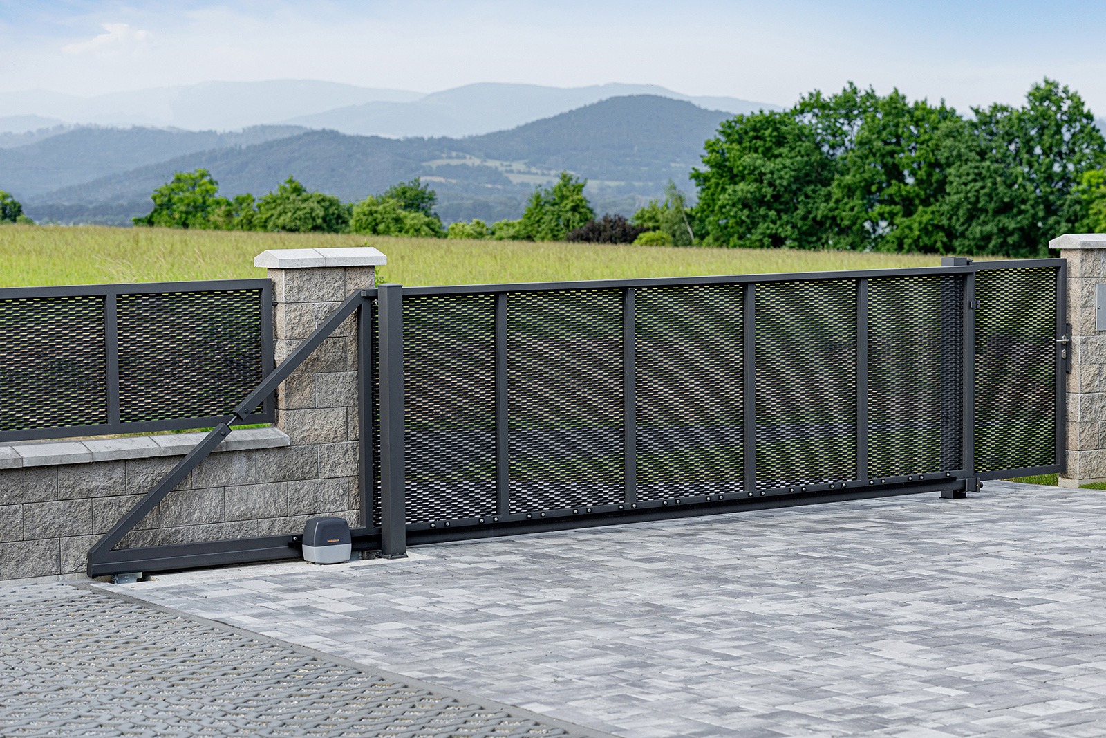 Samonosná posuvná brána a jednokřídlá branka LAMARK z tahokovu | Motiv Madeira | Šedá antracitová barva | Zděné sloupky