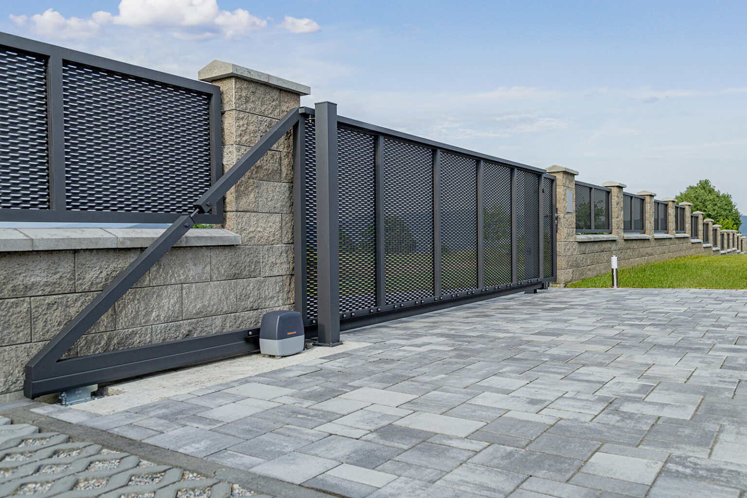 Samonosná posuvná brána LAMARK z tahokovu | Motiv Madeira | Šedá antracitová barva | Zděné sloupky