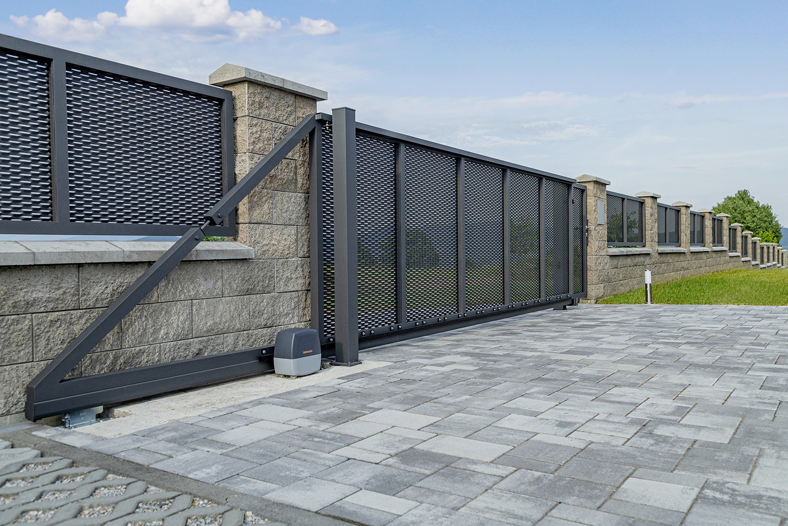 Samonosná posuvná brána LAMARK z tahokovu | Motiv Madeira | Šedá antracitová barva | Zděné sloupky