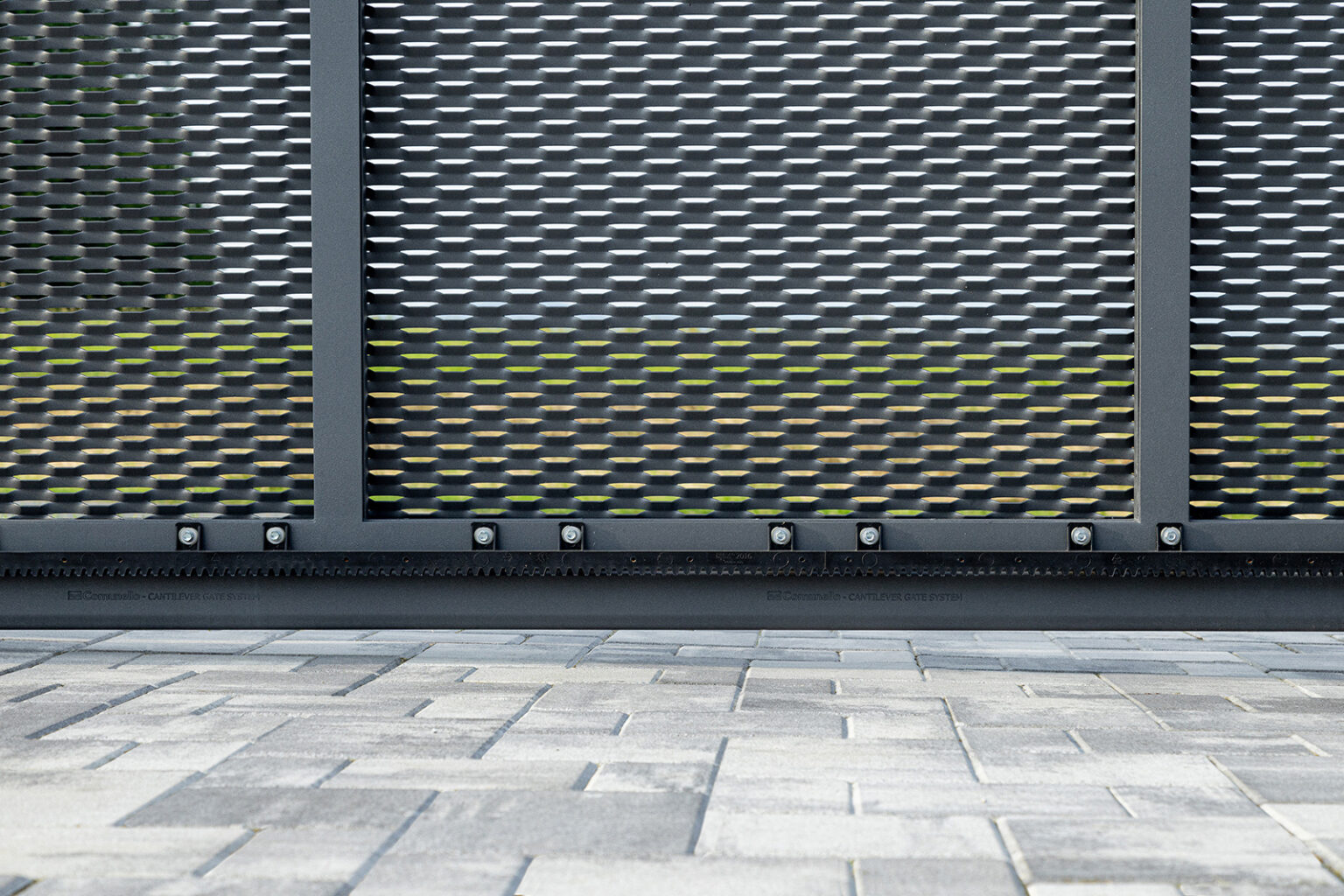 Detail pohonu samonosné posuvné brány LAMARK z tahokovu | Motiv Madeira | Šedá antracitová barva