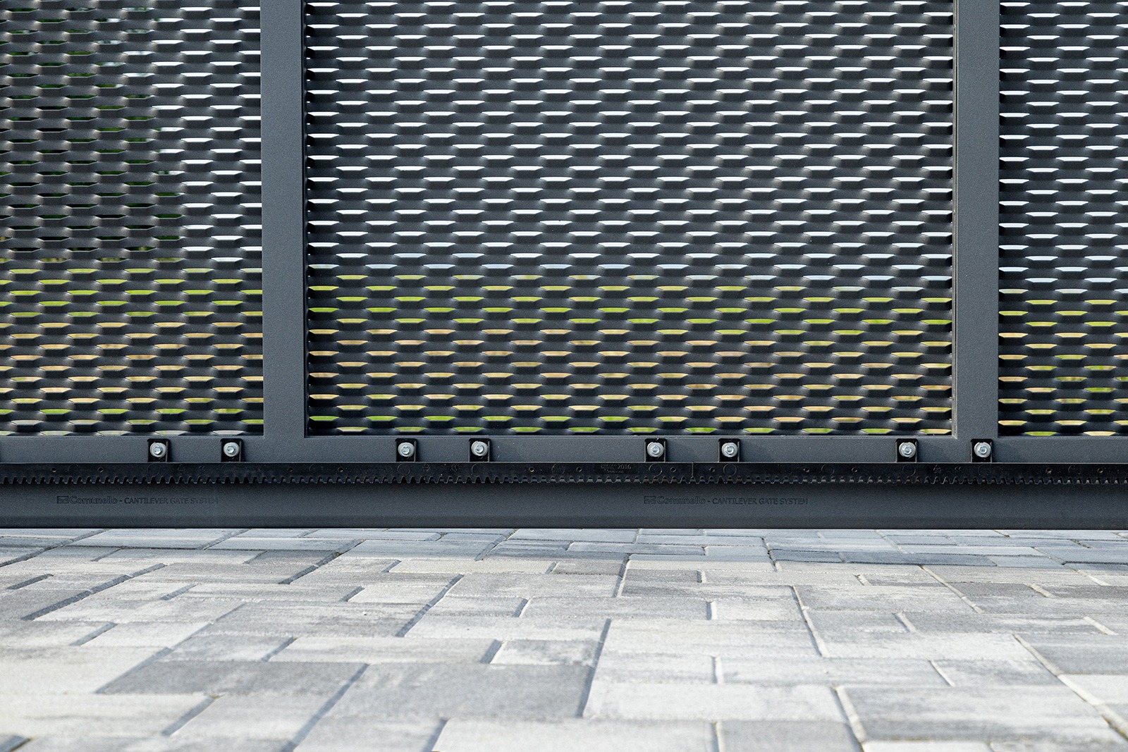 Detail pohonu samonosné posuvné brány LAMARK z tahokovu | Motiv Madeira | Šedá antracitová barva