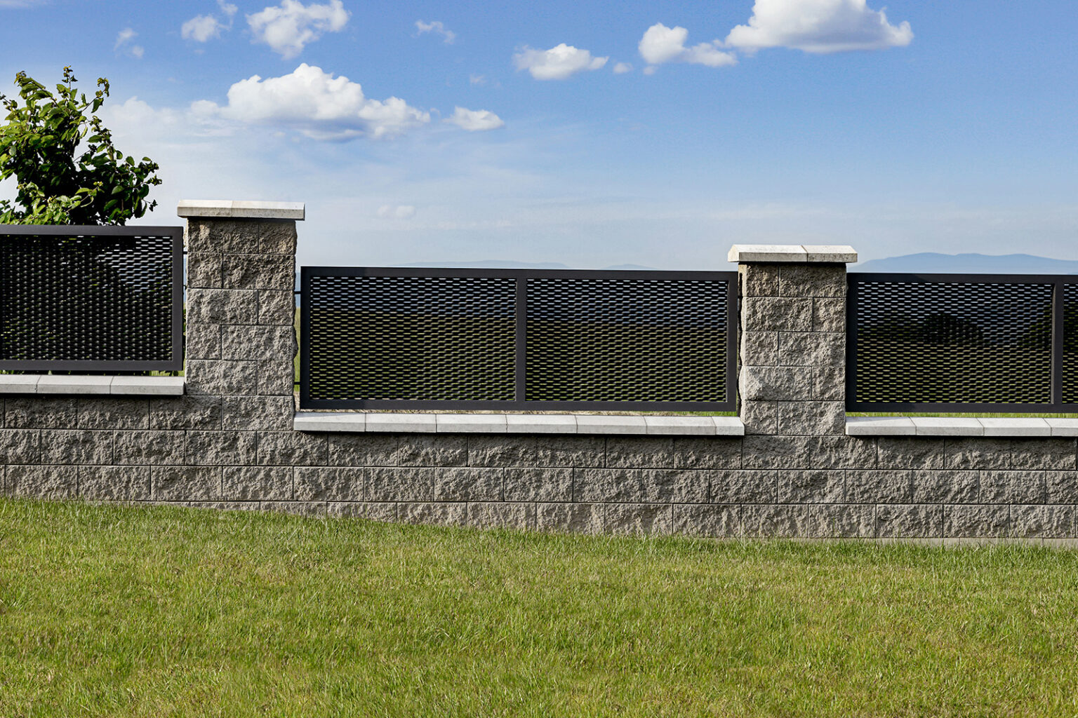 Tahokov plot LAMARK | Motiv Madeira | Šedá antracitová barva | Zděné sloupky