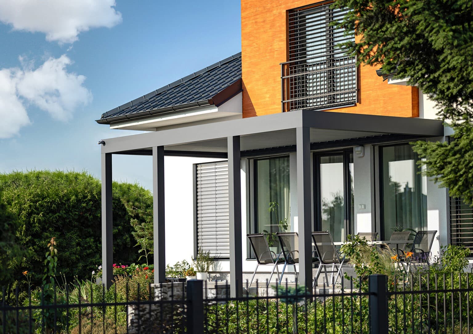 Bioklimatická pergola LAMARK přisazená ke stěně | Hradec Králové | Šedá antracitová barva | Dešťové čidlo | Ovládání