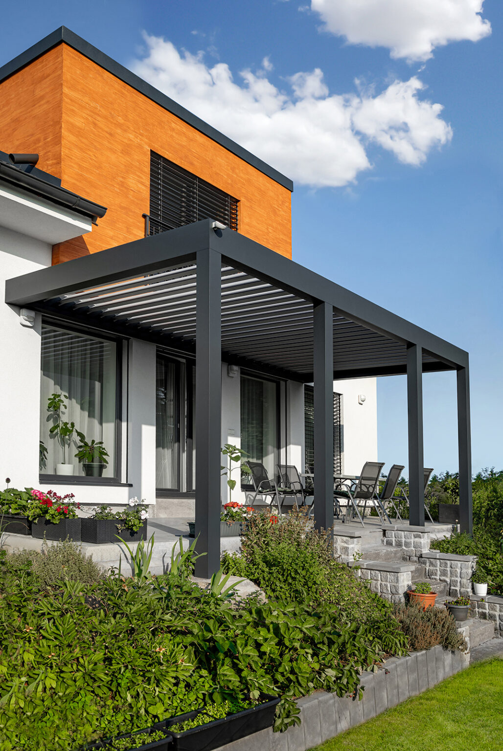 Bioklimatická pergola LAMARK přisazená ke stěně | Hradec Králové | Šedá antracitová barva | Dešťové čidlo | Ovládání