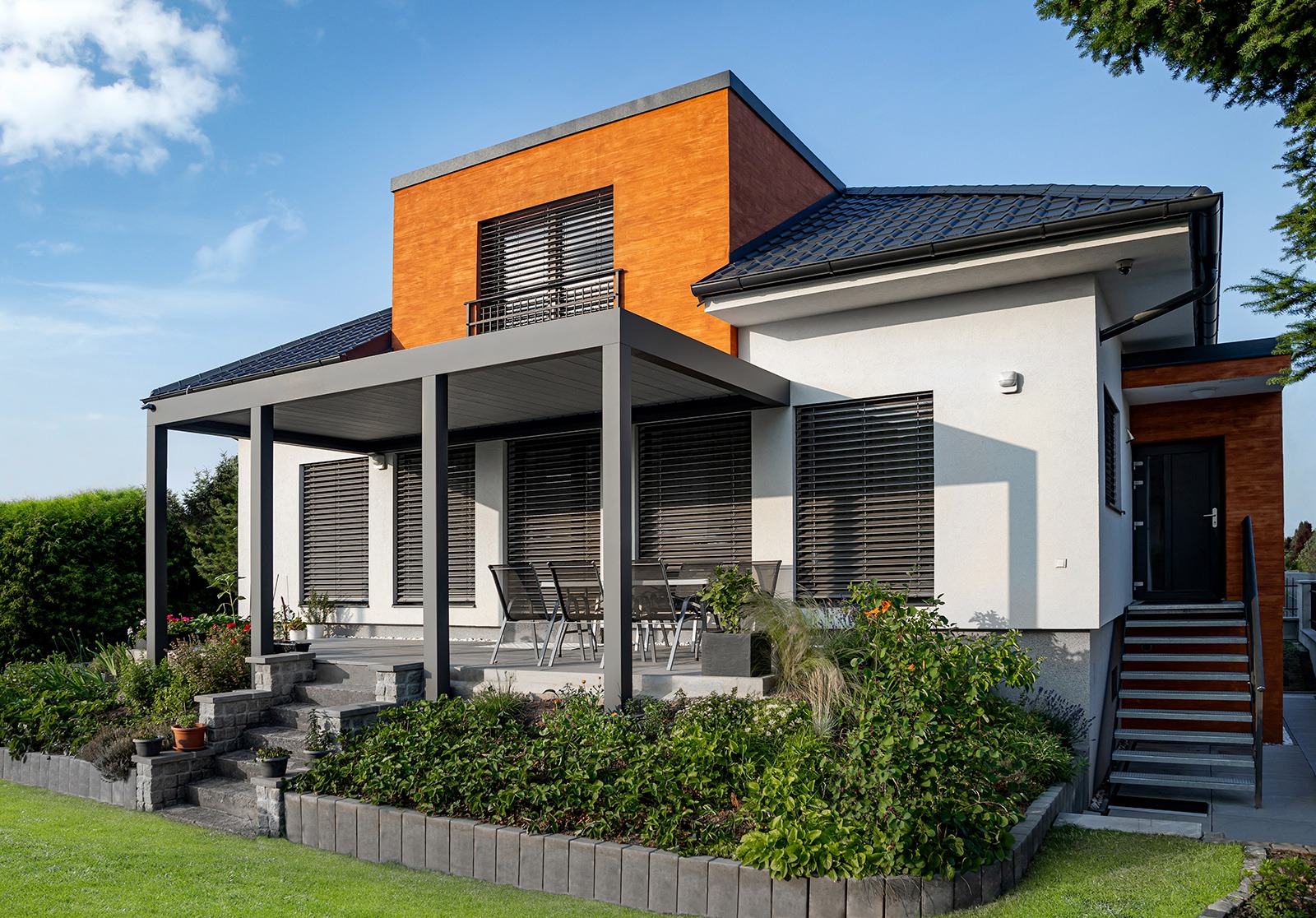 Bioklimatická pergola LAMARK přisazená ke stěně | Hradec Králové | Šedá antracitová barva | Dešťové čidlo | Ovládání