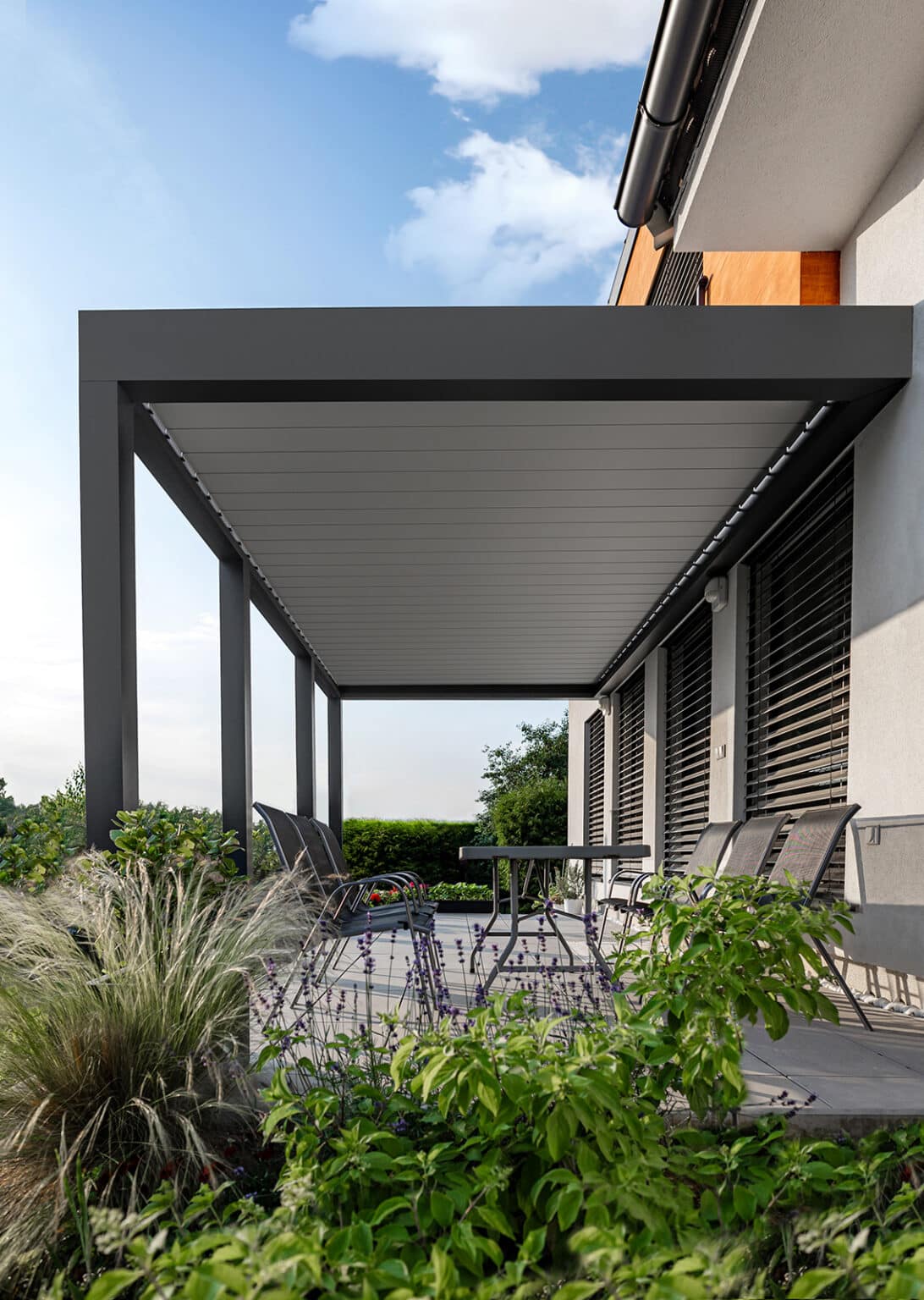 Bioklimatická pergola LAMARK přisazená ke stěně | Hradec Králové | Šedá antracitová barva | Dešťové čidlo | Ovládání