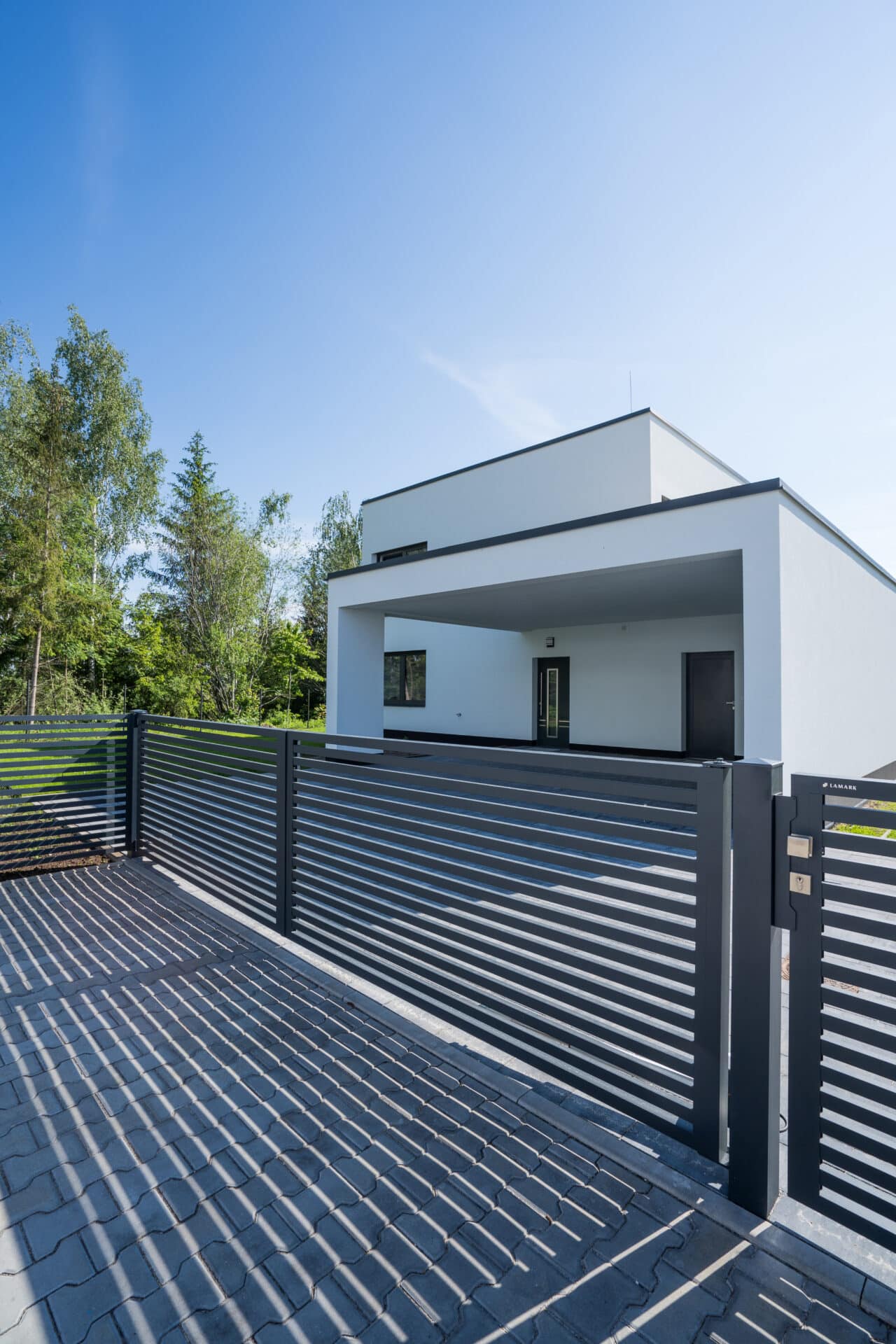 Hliníková dvoukřídlá otočná brána LAMARK | Motiv Avila | Šedá grafitová barva | Hliníkové sloupky LAMARK