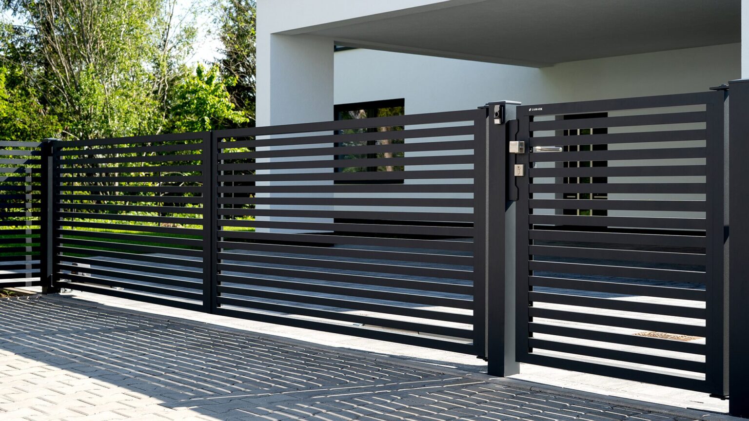 Hliníková dvoukřídlá otočná brána a jednokřídlá branka LAMARK | Motiv Avila | Šedá grafitová barva | Hliníkové sloupky LAMARK
