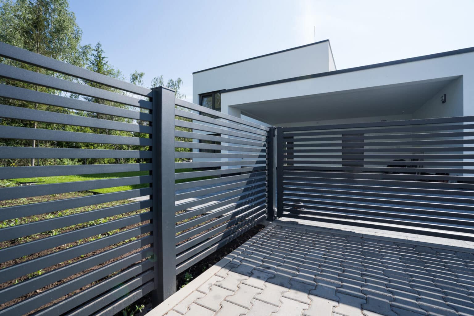 Hliníkový plot a brána LAMARK | Motiv Avila | Šedá grafitová barva | Hliníkové sloupky LAMARK