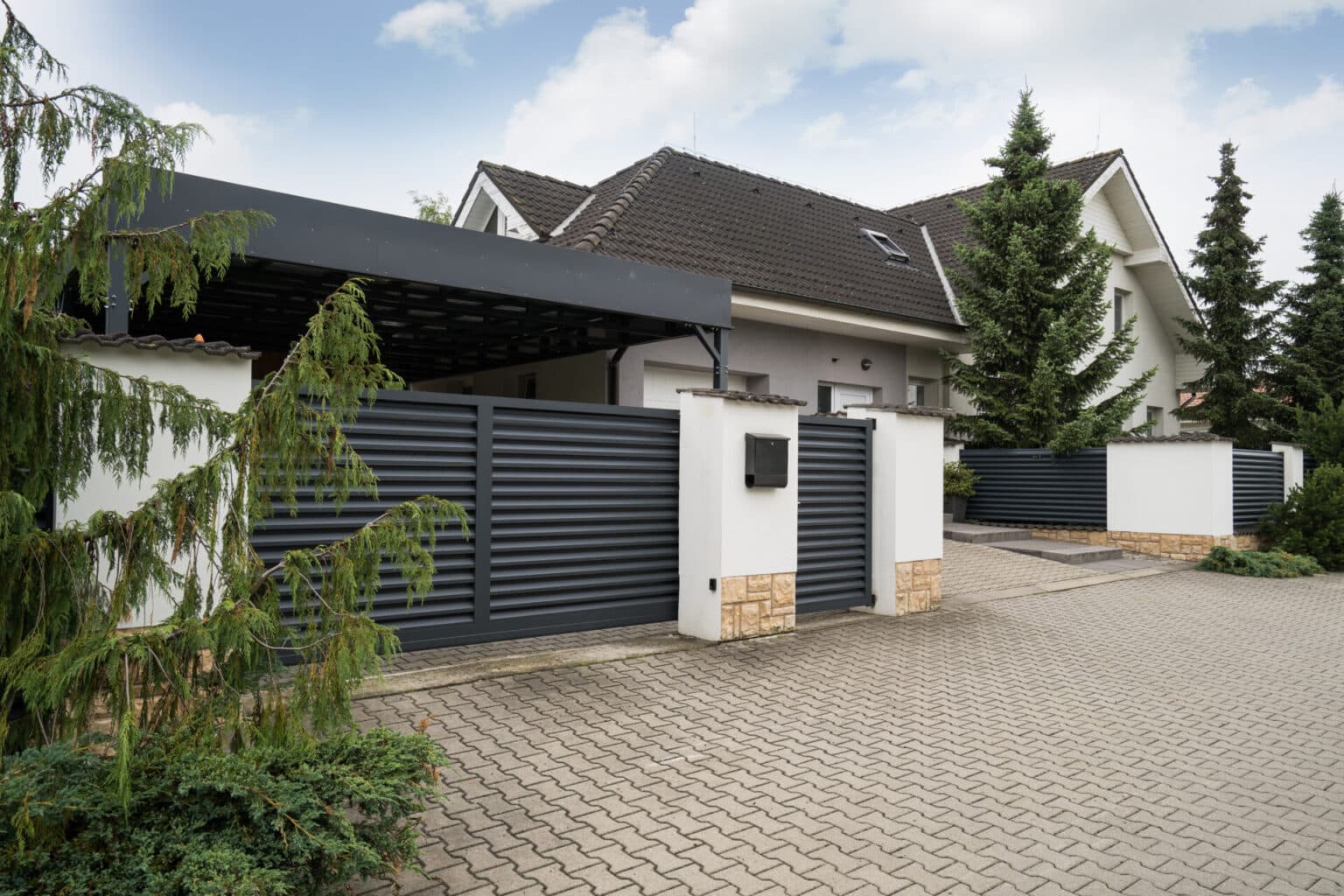 Hliníkový plot, brána a branka LAMARK | Motiv Lugo | Šedá antracitová barva | Zděné sloupky