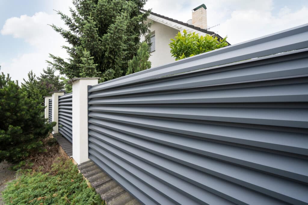 Hliníkový plot LAMARK | Motiv Lugo | Šedá antracitová barva | Zděné sloupky