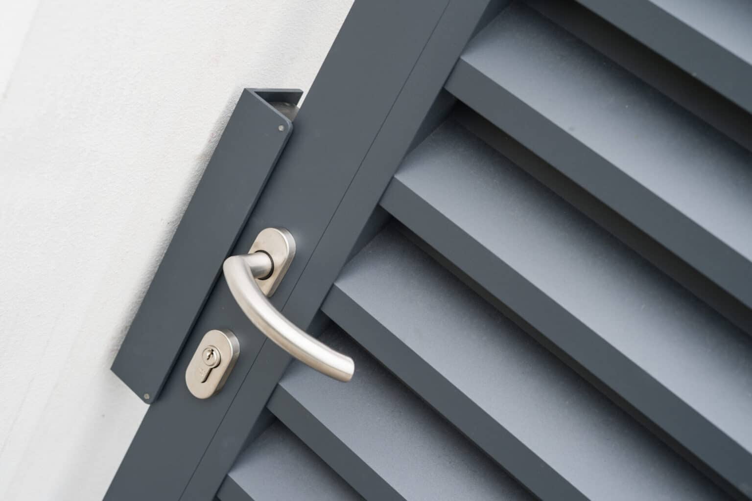 Detail hliníkové jednokřídlé branky LAMARK | Motiv Lugo | Šedá antracitová barva