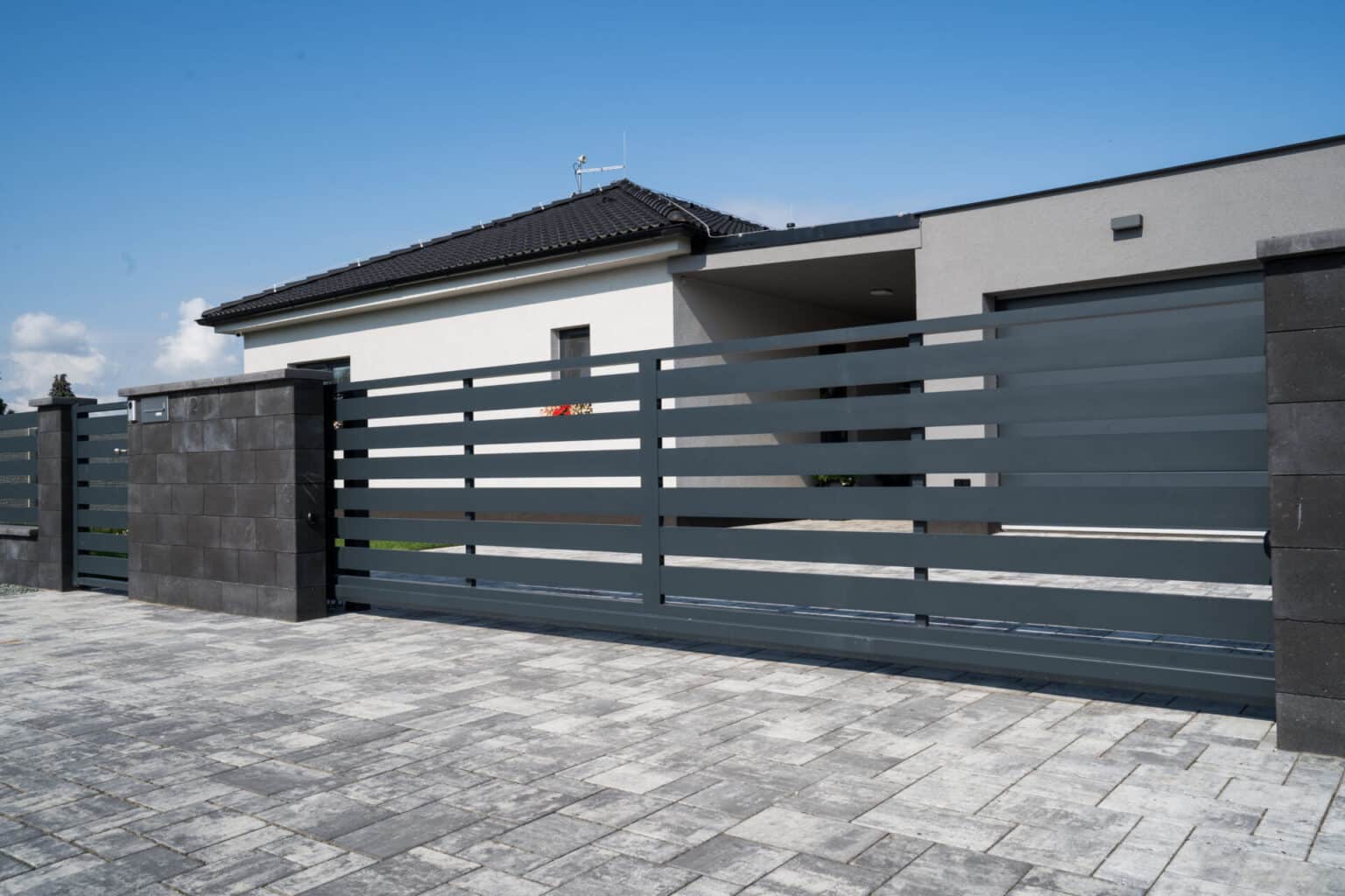 Hliníková samonosná posuvná brána LAMARK | Motiv Samos | Šedá antracitová barva | Zděné sloupky