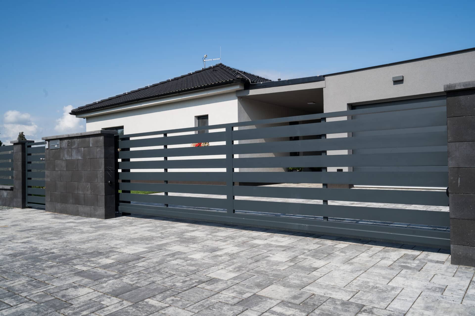 Hliníková samonosná posuvná brána LAMARK | Motiv Samos | Šedá antracitová barva | Zděné sloupky