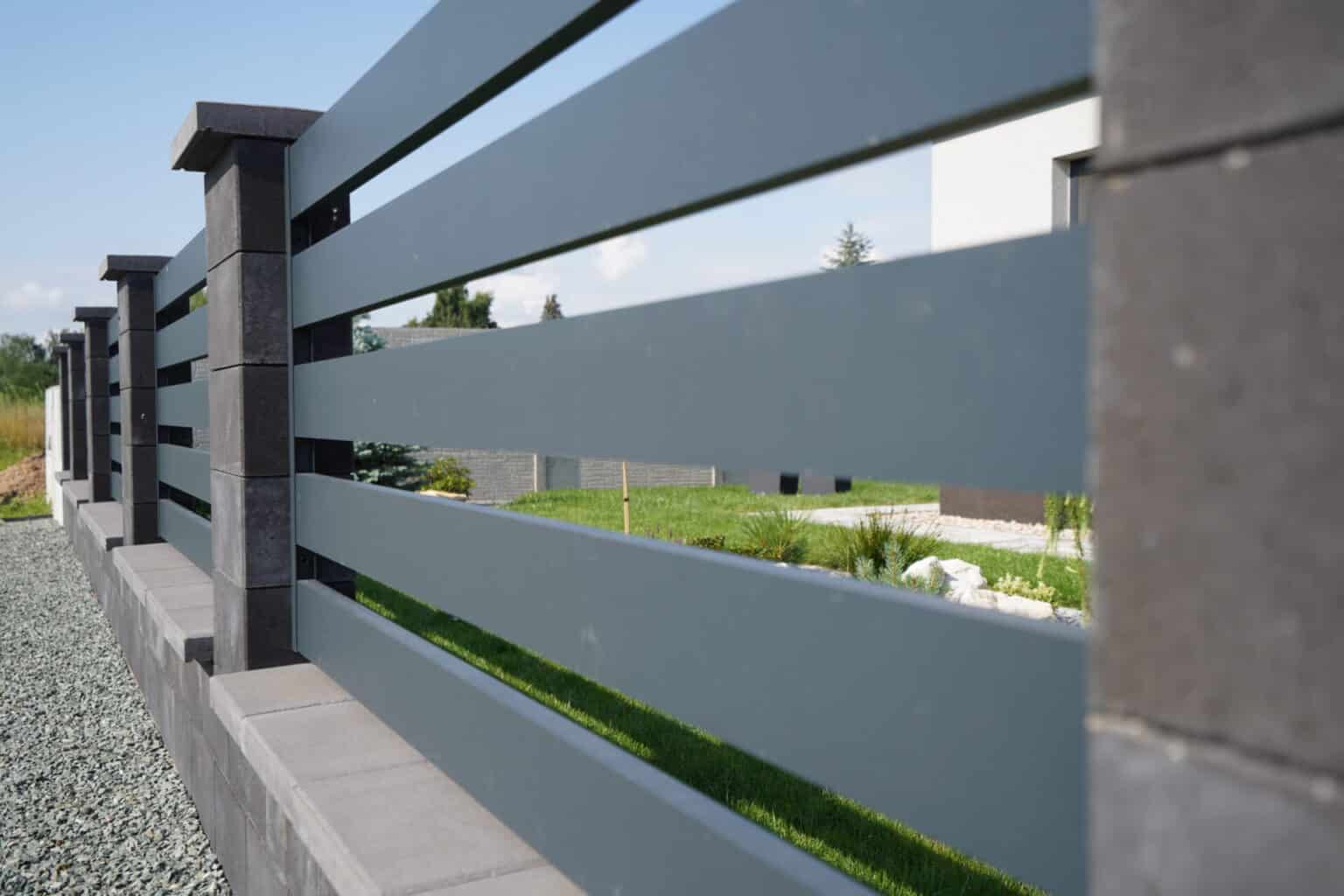 Hliníkový plot LAMARK | Motiv Samos | Šedá antracitová barva | Zděné sloupky
