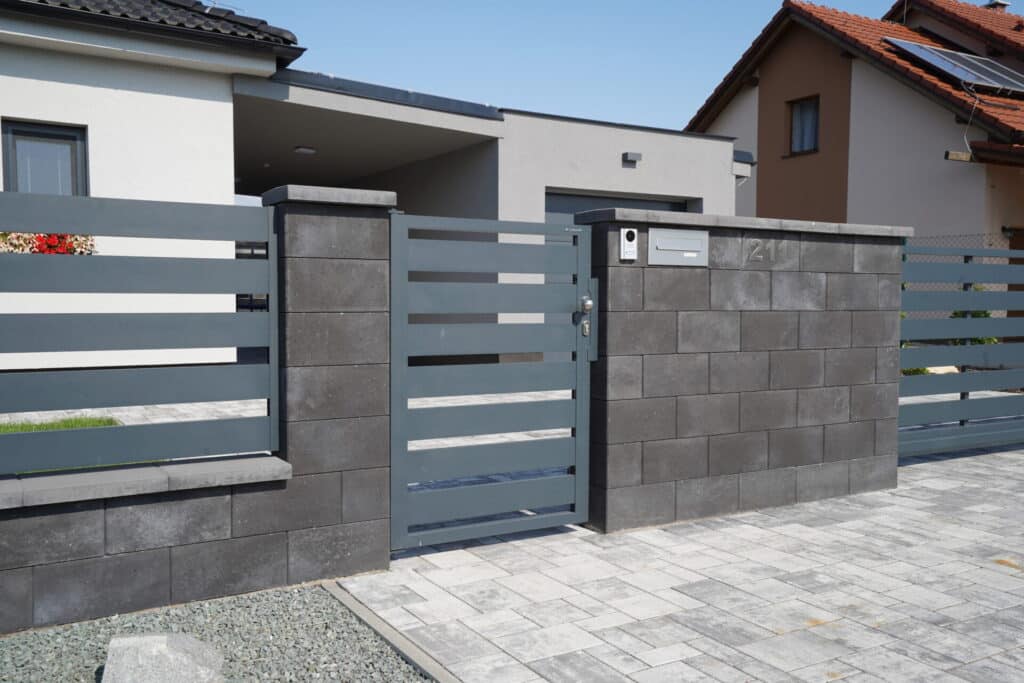 Hliníková jednokřídlá branka LAMARK | Motiv Samos | Šedá antracitová barva | Zděné sloupky